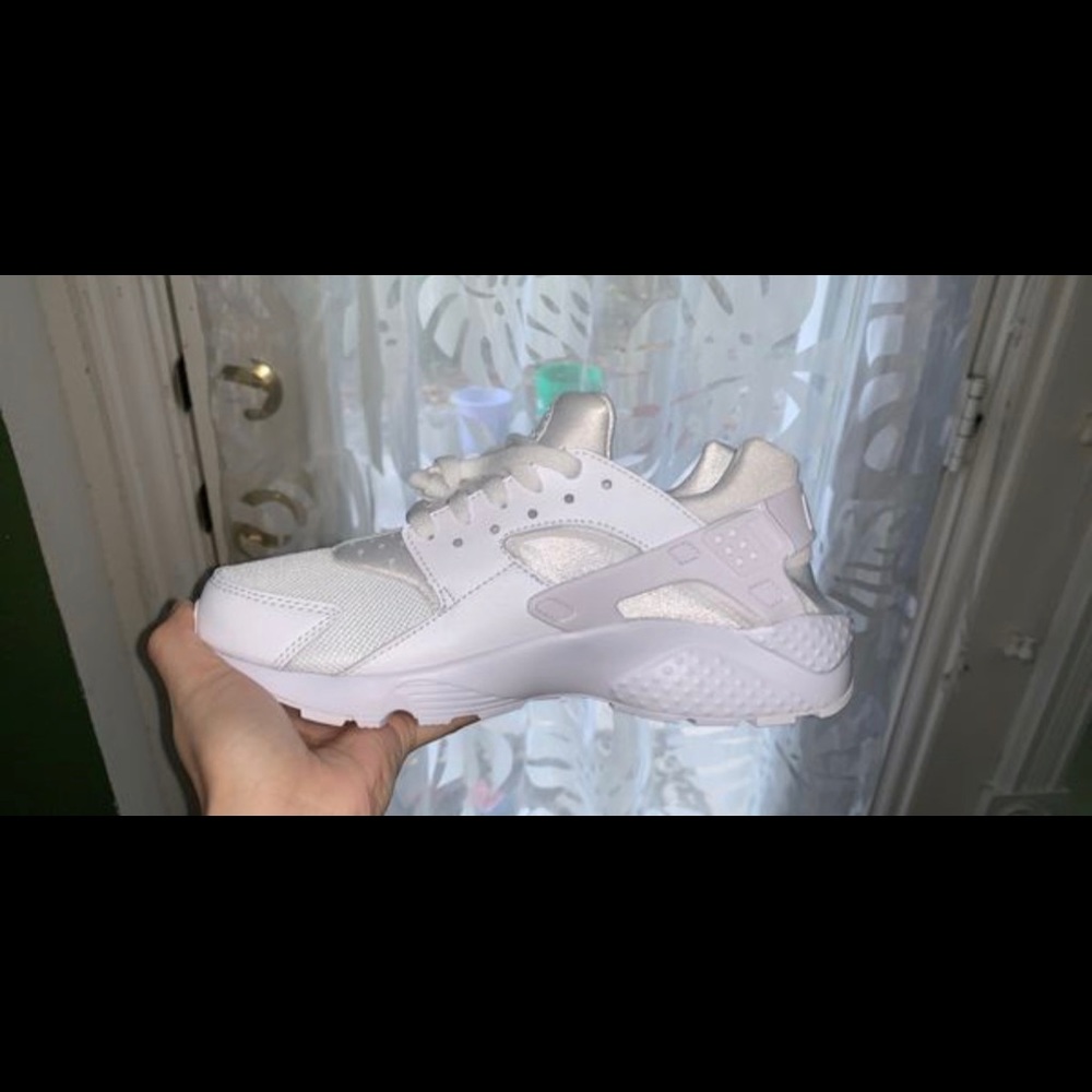 White nike huaraches shoes